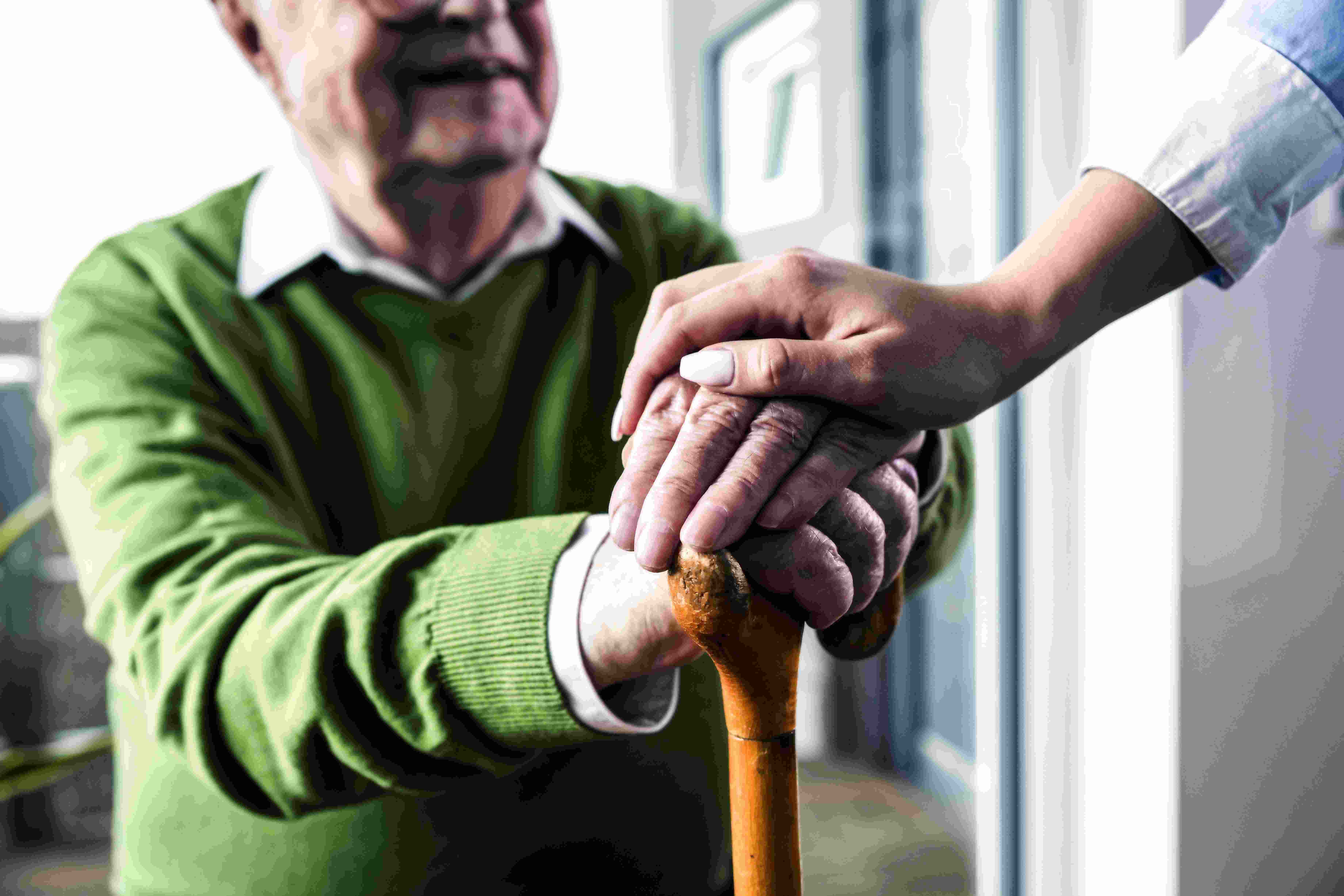 Поддержка одиноких родителей. Забота о стариках. Помогать пожилым людям. Социальная помощь пожилым людям. Поддержка пожилых людей.